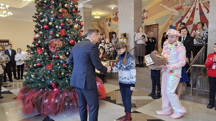 Благодаря "Новогодним фантазиям" дети познакомились с губернатором