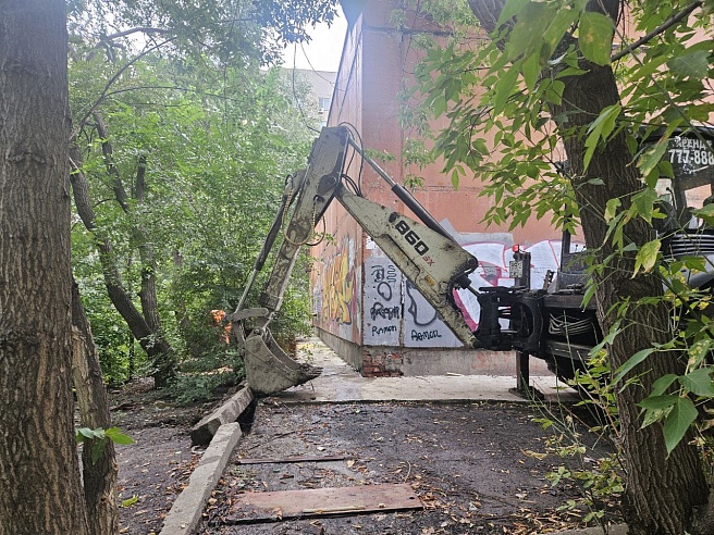 Саратовские коммунальщики две недели выясняли, чья труба прохудилась в Ленинском районе