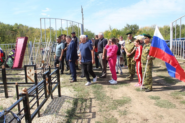 Жители Балаковского и Федоровского районов прощаются с погибшими военнослужащими