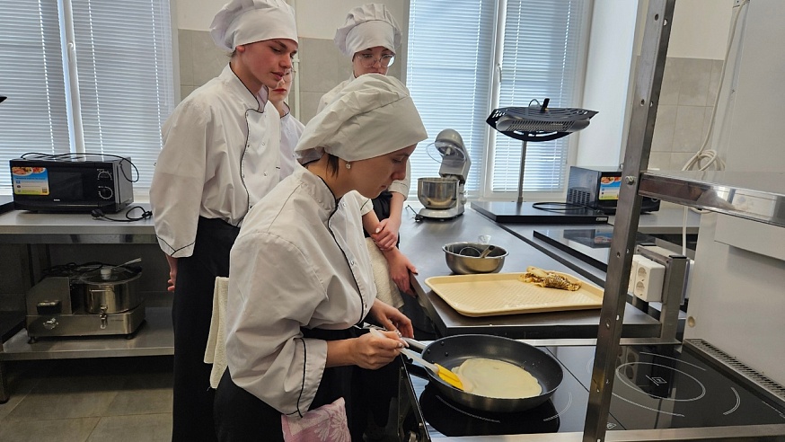 Саратовские студенты-кулинары напекли больше тысячи блинов на Масленицу