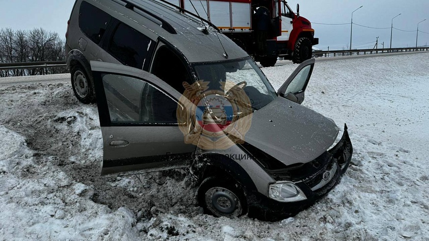 Под Саратовом "Ларгус" врезался в столб и съехал в кювет: пострадали 4 человека