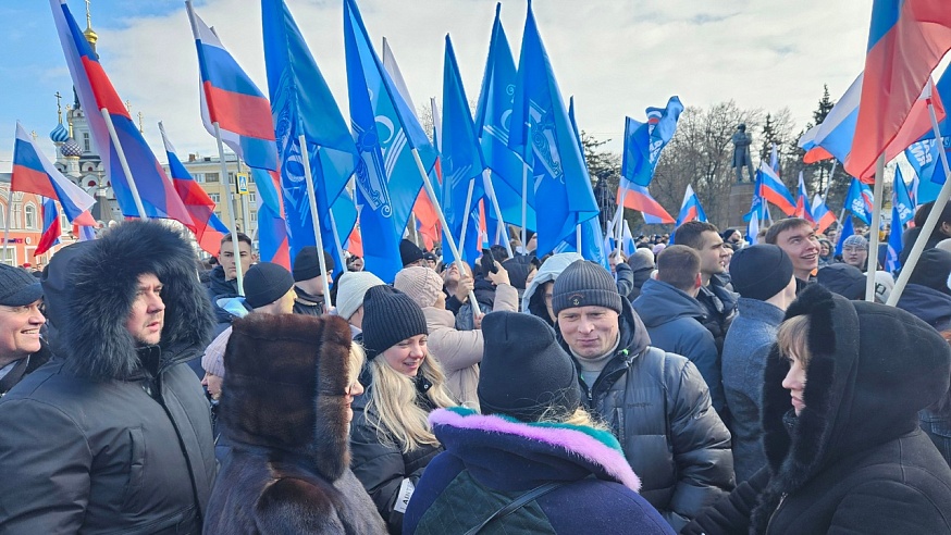 В центре Саратова проходит патриотический митинг