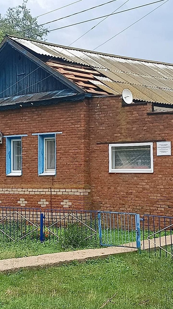 Сильный ветер повредил ФАП и дома в Балаковском районе