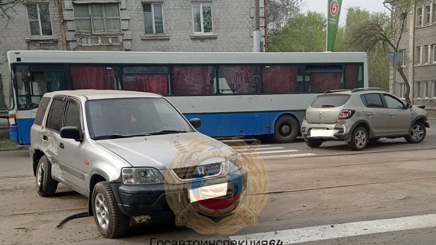 В Заводском районе столкнулись две легковушки и автобус
