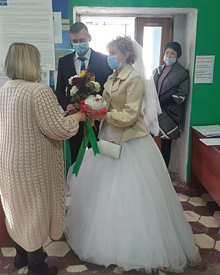Молодожены в свадебных нарядах проголосовали за депутатов