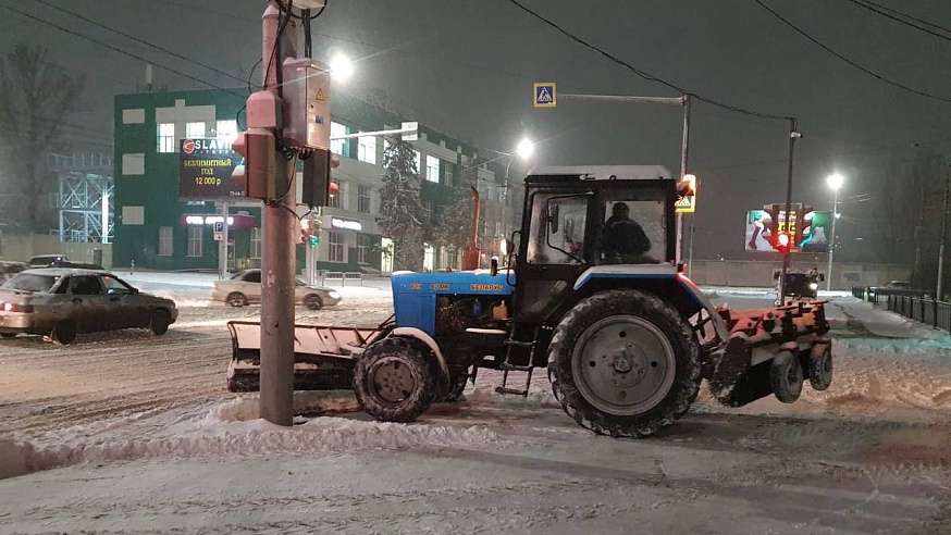 На улицах Саратова продолжается уборка снега