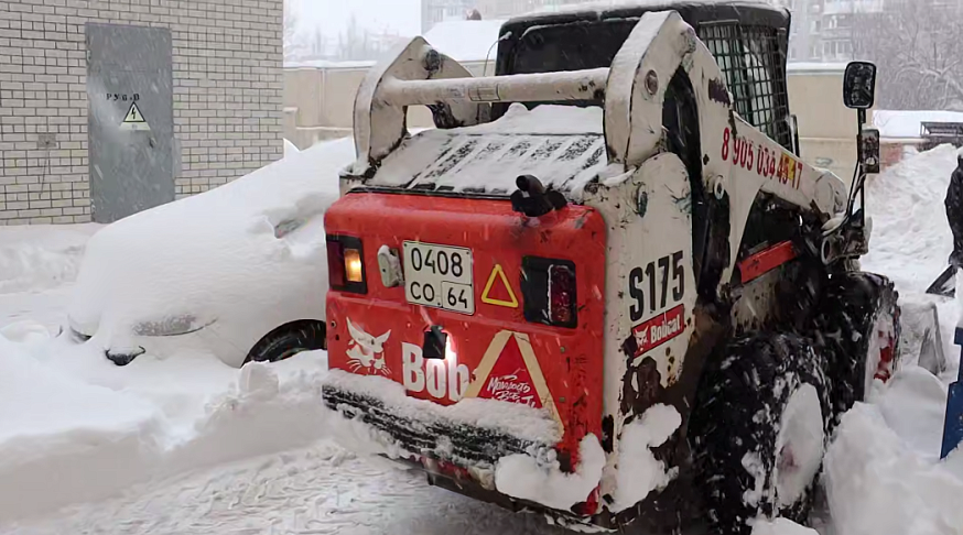 Саратовские дороги расчищали более 400 единиц техники