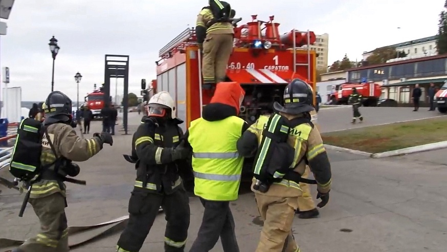 В Саратове на набережной пожарные тушили теплоход