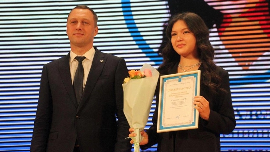 Аделину Усенову и Ульяну Учеватову наградили именной Губернаторской стипендией