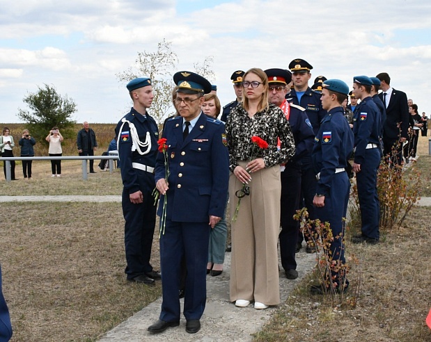 Саратовцы почтили память летчиков разбившегося стратегического бомбардировщика