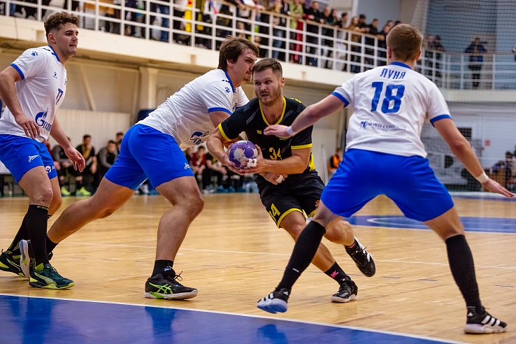 Саратовские гандболисты сыграли с чемпионом