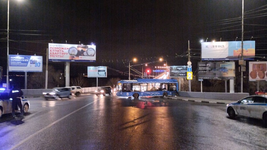 В Саратове троллейбус протаранил ограждение моста, есть пострадавшие