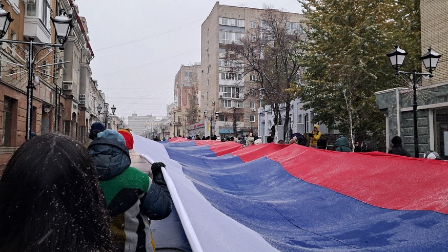 В центре Саратова развернули 60-метровый флаг