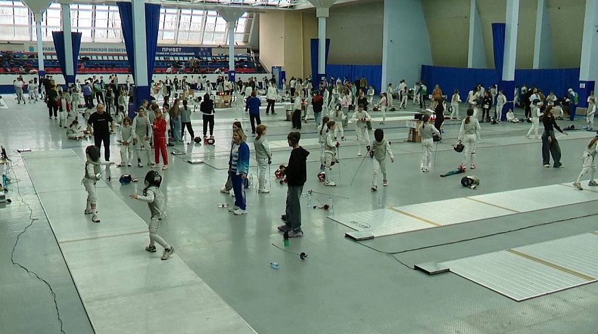 В Саратове стартовали соревнования по фехтованию