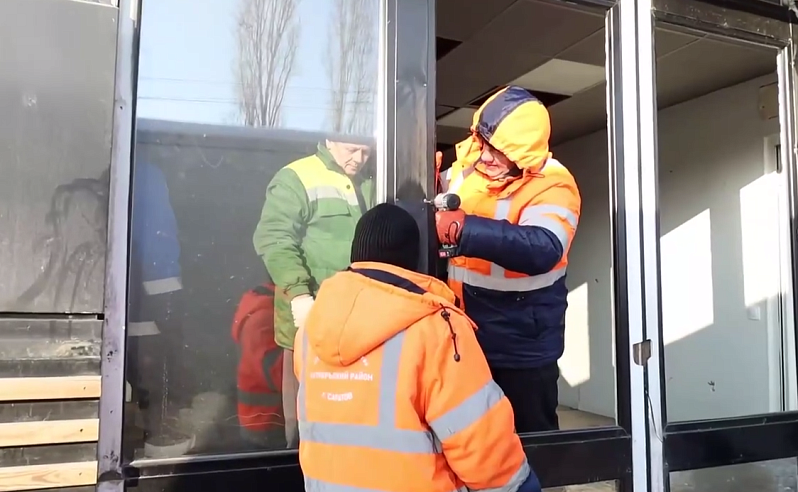 Незаконный павильон на Ильинской площади сносят по решению суда