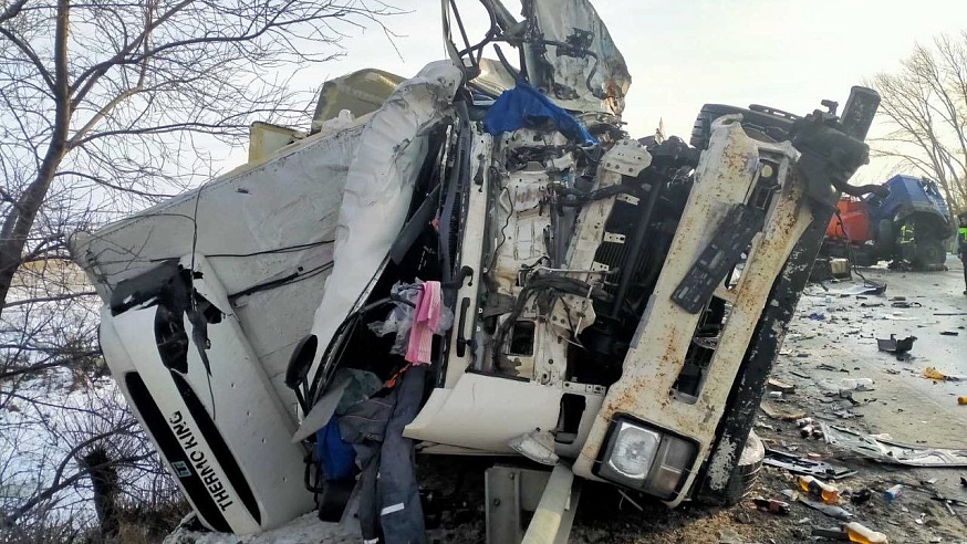 На трассе под Саратовом в ДТП с грузовиками погибли два человека