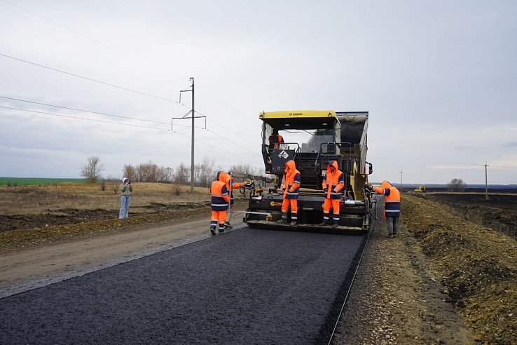 В Аткарском районе ключевую межпоселковую трассу ремонтируют с опережением графика