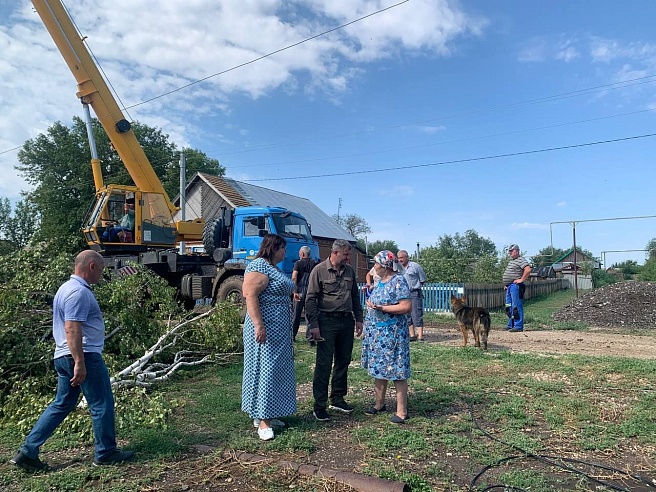 В селе под Балаковом после шквалистого ветра четыре улицы до сих пор без света