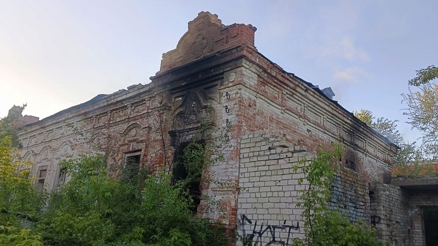 В Балакове два дня подряд горит старинный особняк 