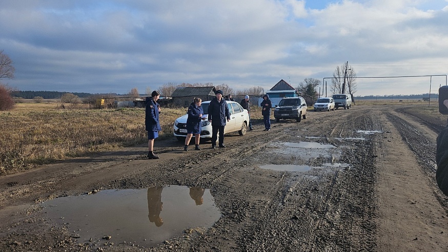 В Аткарском районе до села Белгаза добираются часами по разбитой дороге