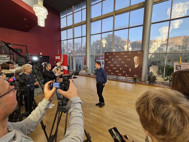 Павел Табаков приехал в Саратов на "отцовские" "Уроки"