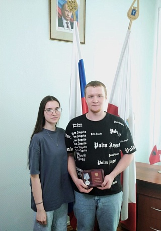 За заслуги в зоне СВО наградили бойца из Саратовской области