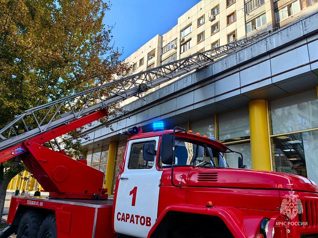 В центре Саратова из-за пожара в многоэтажке эвакуировали 11 человек