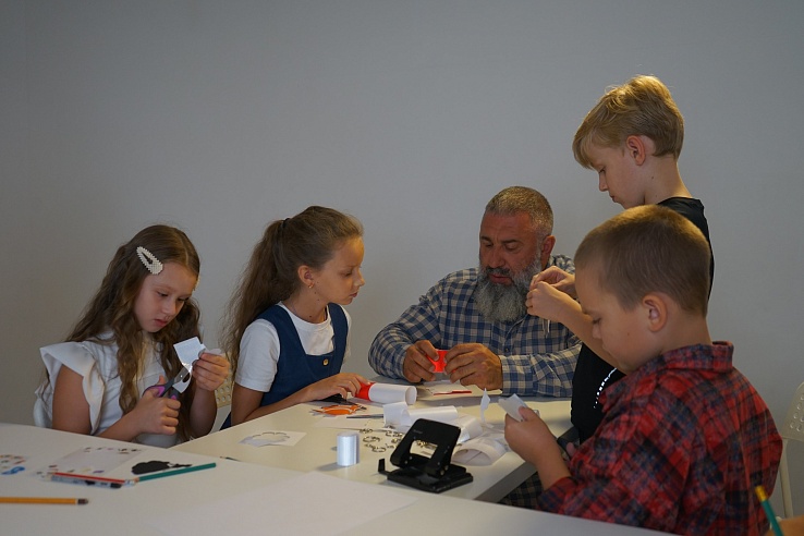 Вячеслав Максюта провел мастер-класс для школьников по изготовлению световозвращающих брелоков 