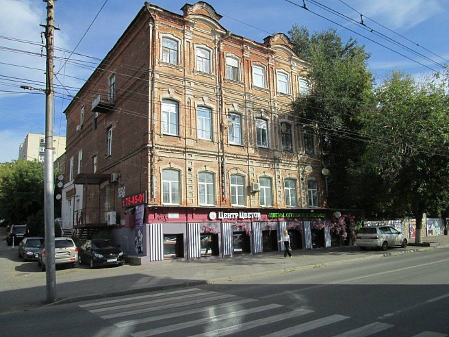 Реклама "исказила" облик исторического здания в центре Саратова