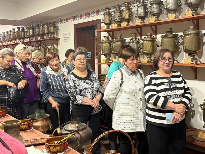 Саратовские пенсионеры посетили музей "Русские самовары"