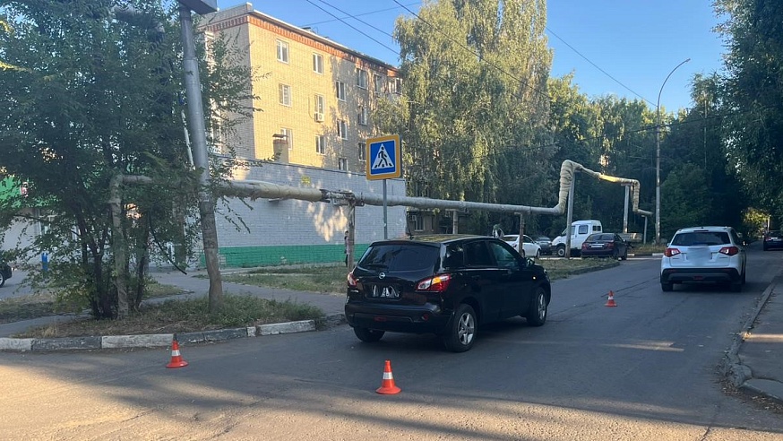 В Саратове водитель легковушки сбил пешехода и, оставив автомобиль, скрылся с места ДТП