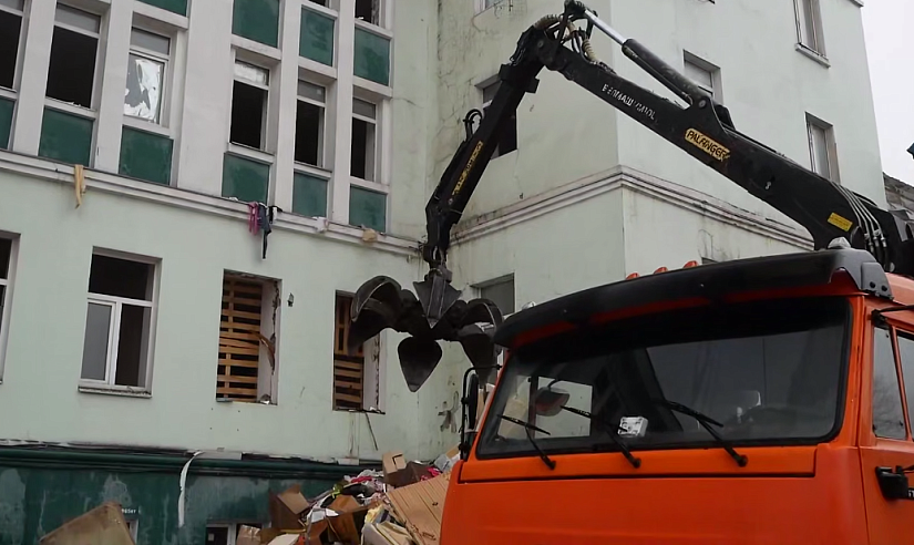 На Привокзальной площади Саратова начался снос общежития 