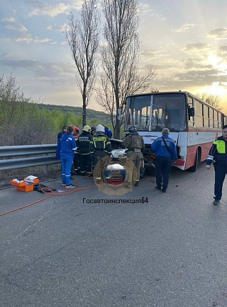 В Саратове в тройном ДТП с автобусом погиб мужчина
