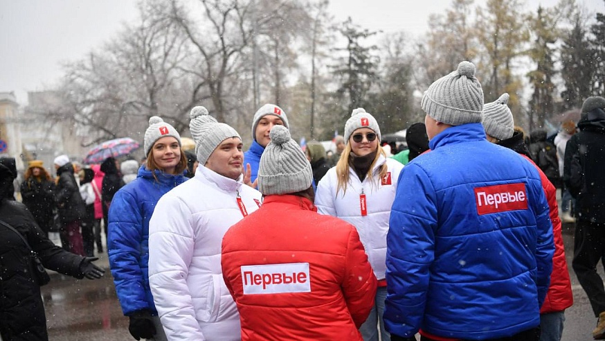 В центре Саратова развернули 60-метровый флаг