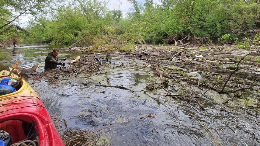 Более 20 завалов мусора на Медведице ликвидировали байдарочники