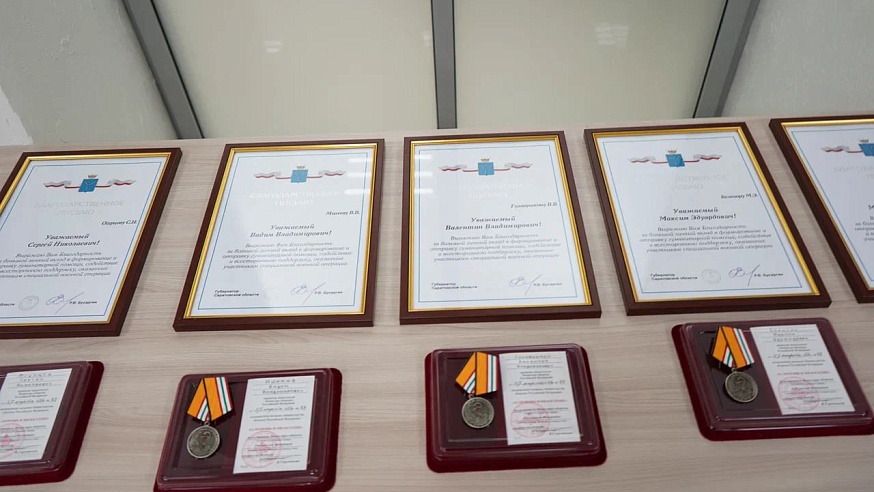 Замминистра обороны России Виктор Горемыкин наградил саратовских волонтеров и медиков