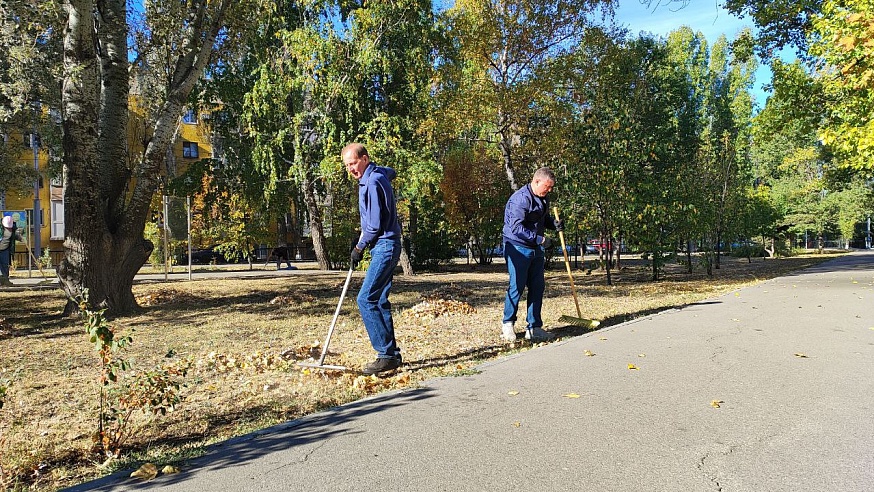 В рамках проведения субботника саратовцы убрались в сквере Рубин