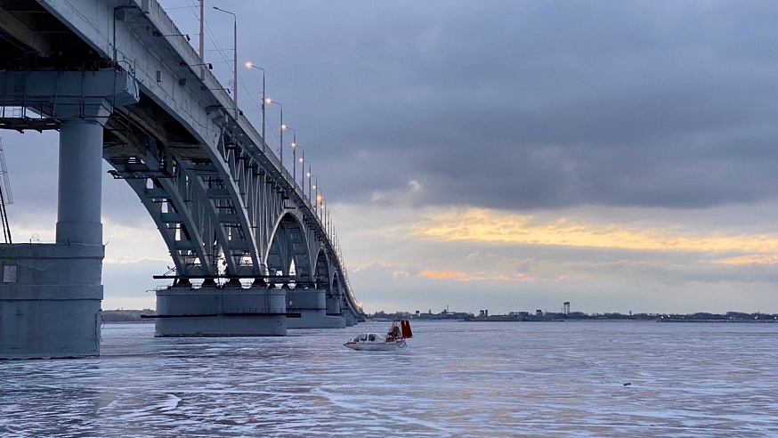 Под мостом "Саратов-Энгельс" ловят рыбаков