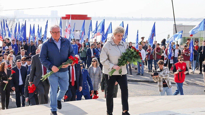 В Саратове у памятника Юрию Гагарину прошел праздничный митинг