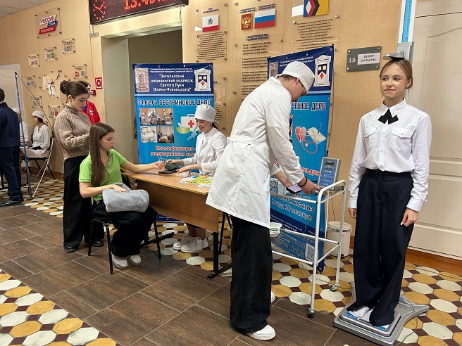 В энгельсском колледже будущие студенты учились ставить внутривенные инъекции