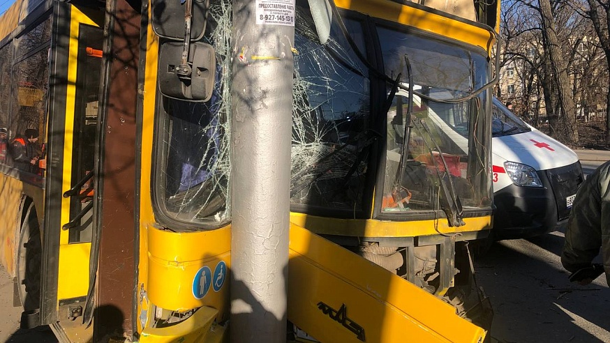 В Саратове автобус протаранил столб, пострадали 9 человек