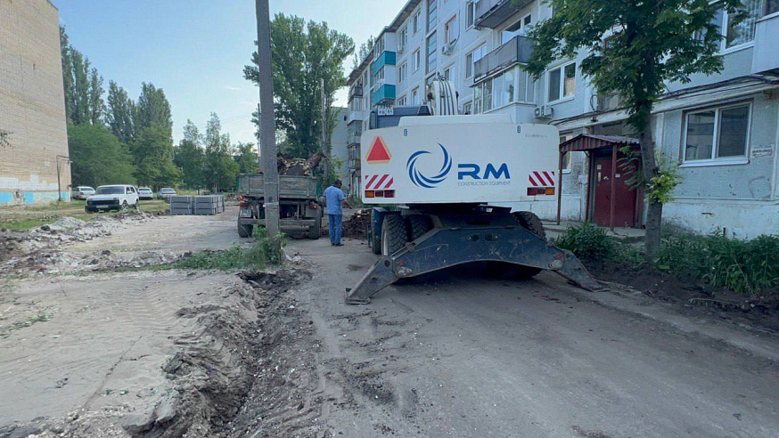 Панков: "Подрядчику нужно ответственно отнестись к ремонту дворов, подверженных подтоплению"