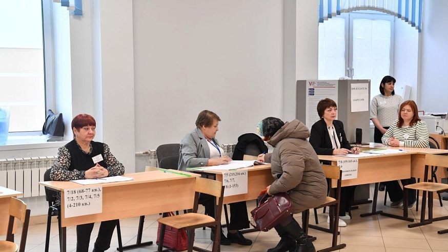 Губернатор и глава Саратова проголосовали на выборах президента