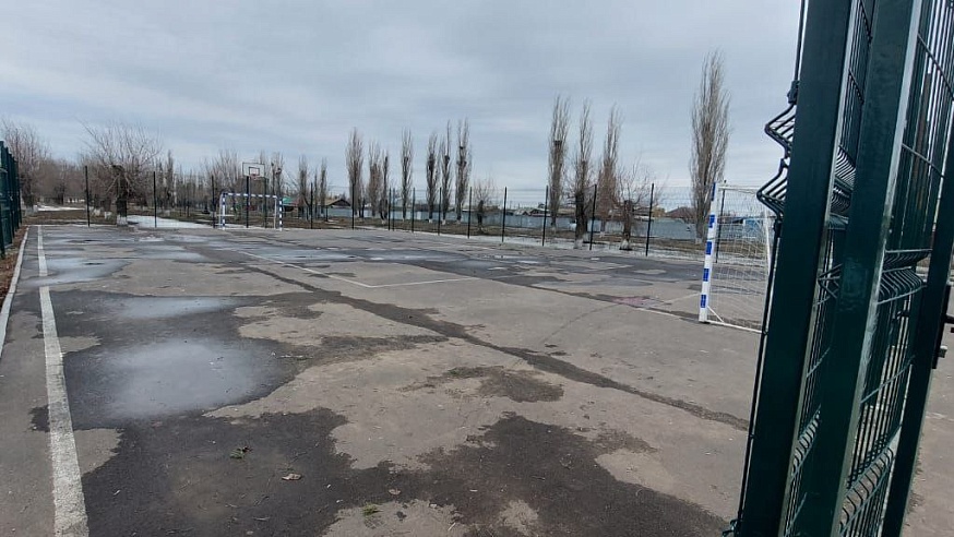 В Энгельсском районе на спортивной площадке на ребенка упали футбольные ворота