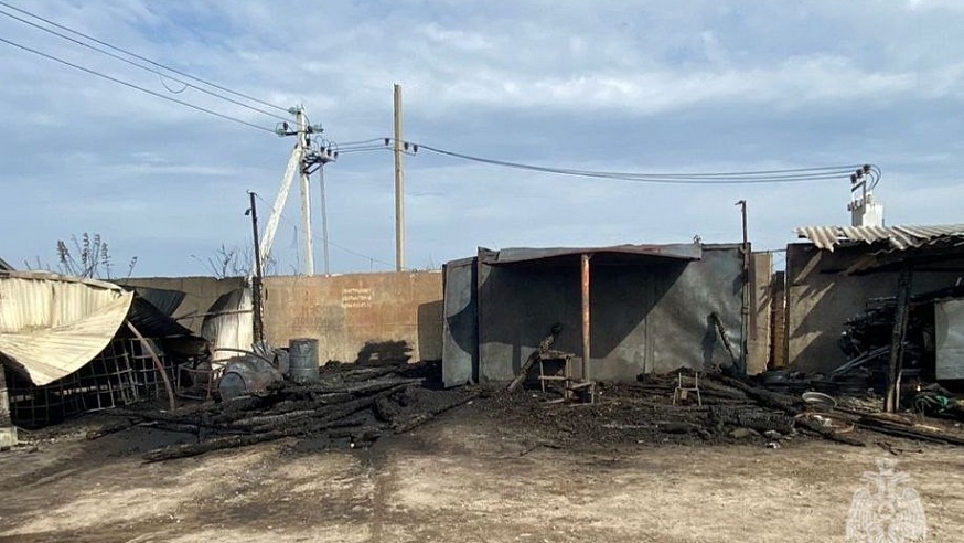 В Саратовской области горели частная автостоянка, пристройка и распределительная коробка