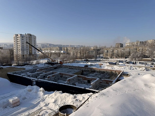 Строительство новой школы в Саратове не останавливается даже в морозы