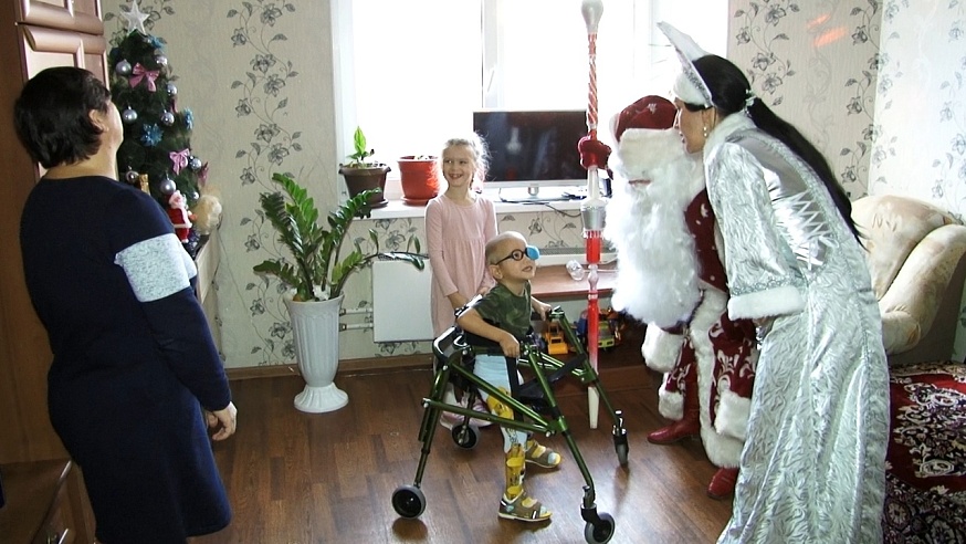В Энгельсе и Саратове домой к детям ходит "бесплатный" Дед Мороз