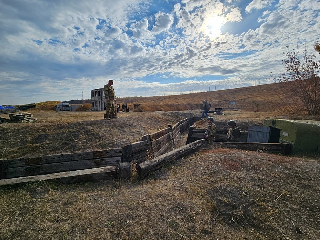 Саратовских студентов учат бросать гранаты
