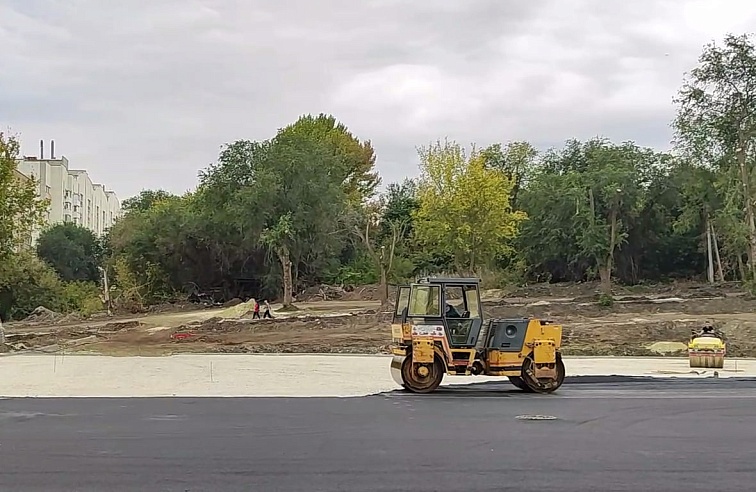 Михаил Исаев проверил, как идет строительство скверов и парков