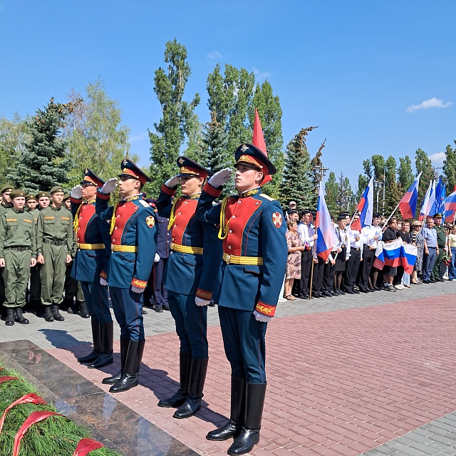 В Саратове отмечают День флага России. Фоторепортаж